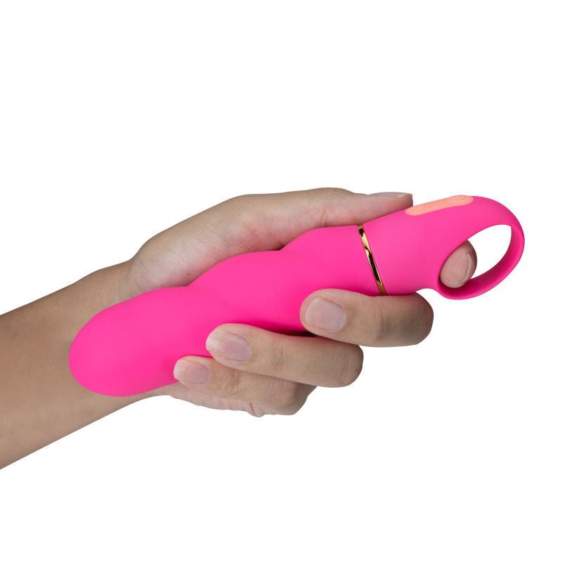 Aria amazing af - g-spot vibrator - Product side view, in a hand  | Flirtybay.com.au